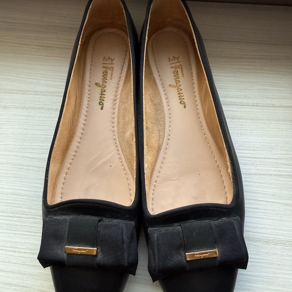 Salvatore Ferragamo Black Flats with Bow Accent - Picture 3 of 4